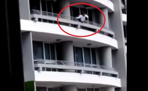 Una mujer muere al caer desde el piso 27 mientras se hacía un selfie