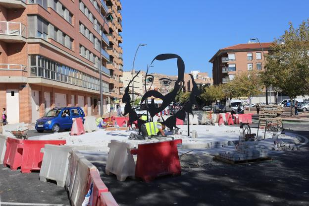 Una escultura a base de elementos superpuestos homenajea a Cervantes