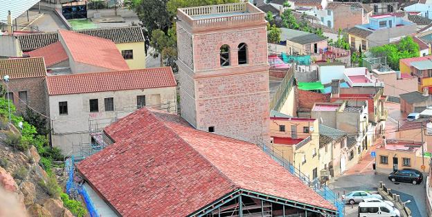 La antigua iglesia de Santa María de Lorca vuelve a lucir su cubierta de tejas, tras medio siglo