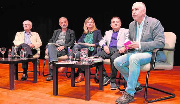Tertulia literaria bajo el lema 'Poesía, sin género de dudas'