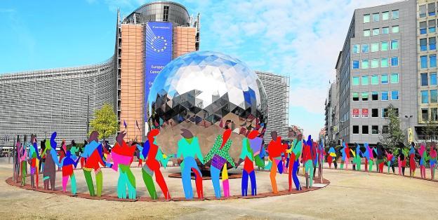 El abrazo solidario de Gabarrón se instala en el corazón de Bruselas
