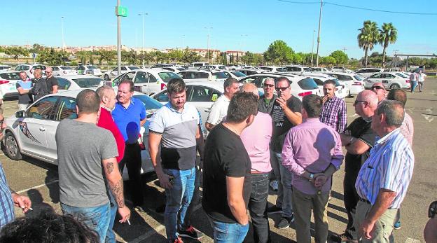 El Ayuntamiento cede y variará las condiciones laborales de los taxistas