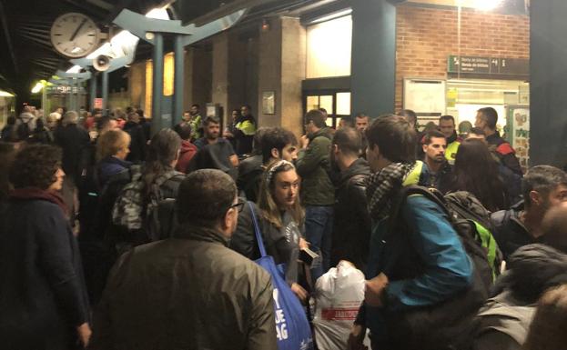 Pasajeros de un Talgo Barcelona-Cartagena, atrapados durante horas por la lluvia