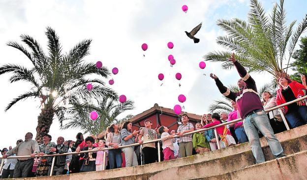 Suelta de palomas y globos por los moriscos