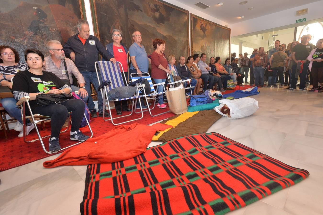 Los damnificados por el terremoto de Lorca se encierran en el Ayuntamiento para impedir nuevos embargos