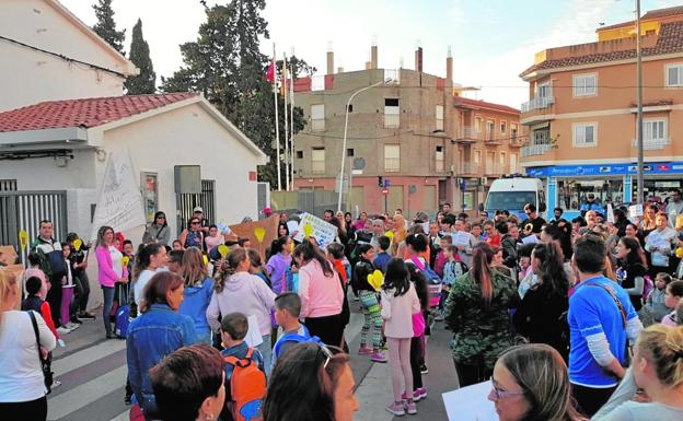 Los padres del colegio Manuela Romero de Puerto de Mazarrón desconvocan la protesta de mañana