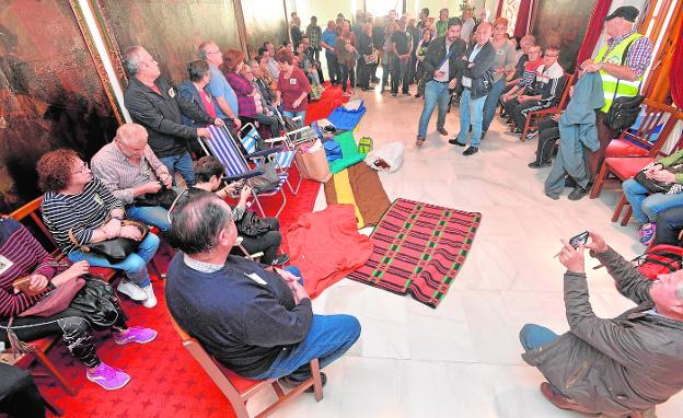 Los damnificados por el terremoto de Lorca se encierran en el Ayuntamiento para impedir nuevos embargos
