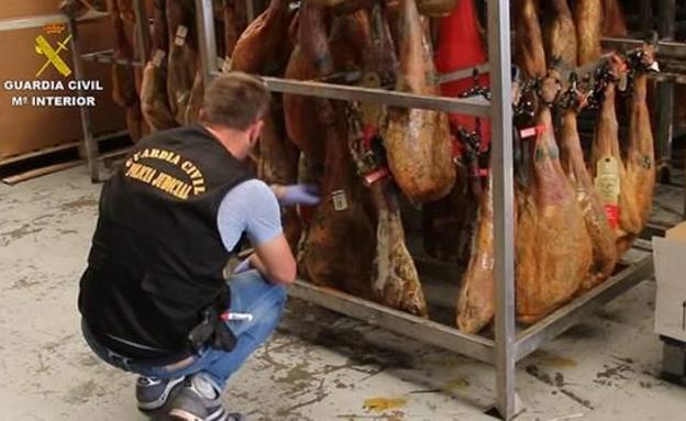 La Guardia Civil encuentra mil toneladas de carne en mal estado lista para ser distribuida en España