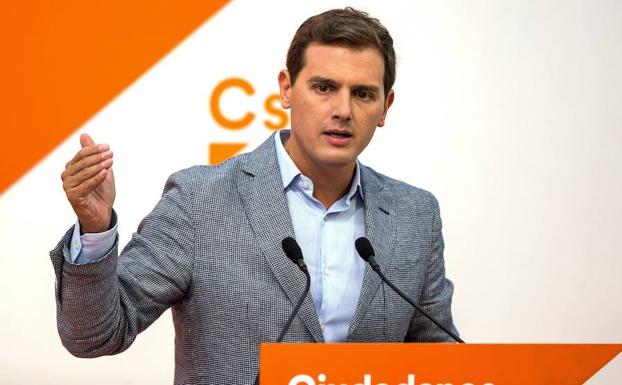 Rivera critica a Sánchez por hacer de «abogado» de los soberanistas tras el «golpe»