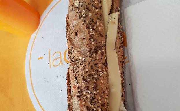 Pide un bocadillo de atún con queso y cuando lo abre… ¡Sorpresa!