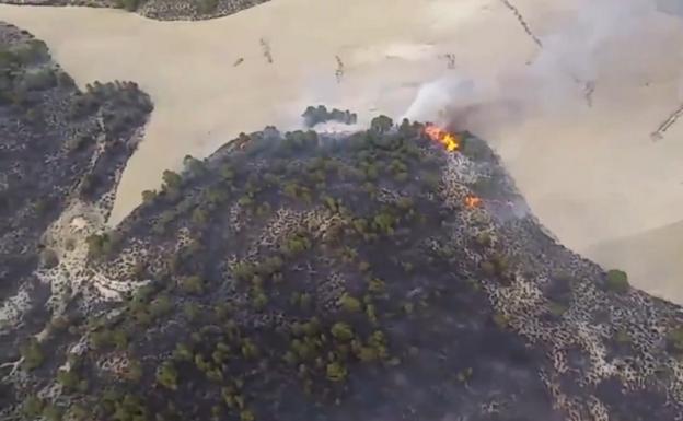 Medios aéreos murcianos ayudan a sofocar un incendio forestal en Hellín