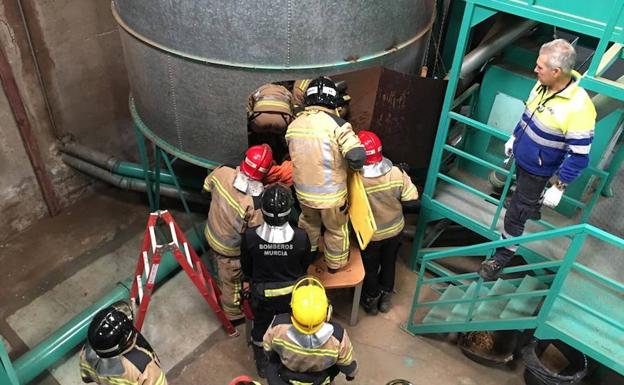 Un hombre, herido grave tras caer a un silo de almendra en Sangonera la Seca