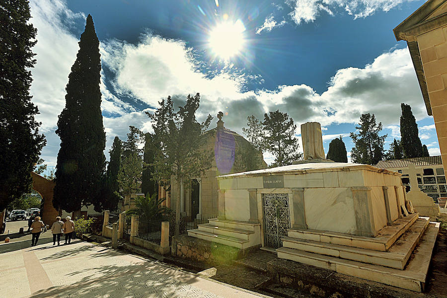 Preparativos para Todos los Santos en el cementerio de Lorca