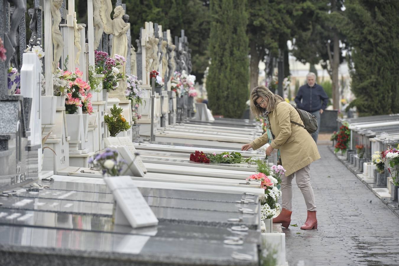 El viento y la lluvia dificultan las labores de limpieza en cementerios