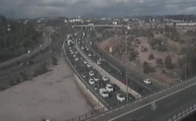 Ocho kilómetros de retención en el nudo de Espinardo en el inicio del puente