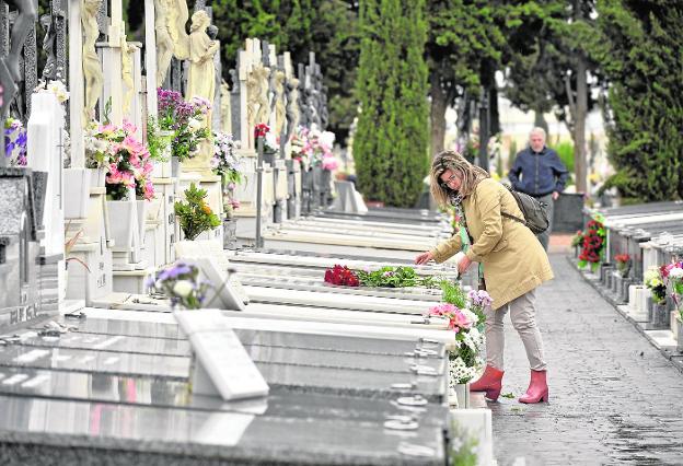 El viento y la lluvia dificultan las labores de limpieza en cementerios