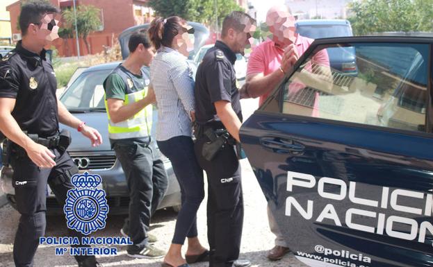 Detienen a trece personas por explotar a jóvenes transexuales en un piso de Murcia