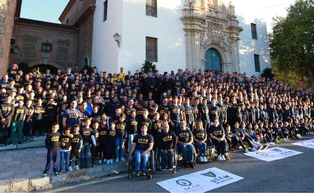 La UCAM reúne a casi mil deportistas en la ofrenda floral a la Fuensanta