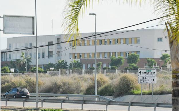 Ingresan en un centro de menores al acusado de amenazar con una navaja a un docente en Sangonera