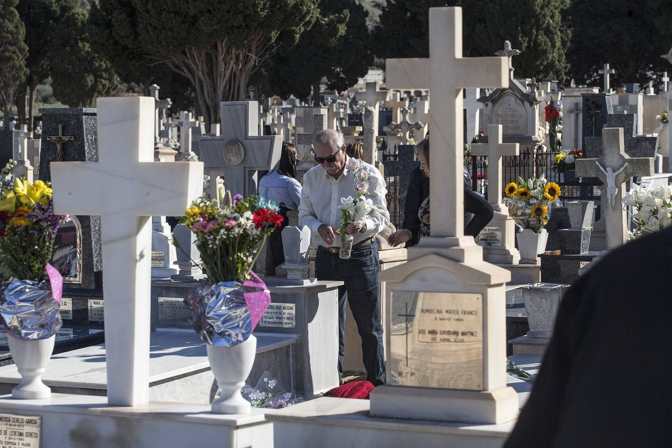 El cementerio de Los Remedios de llena de flores
