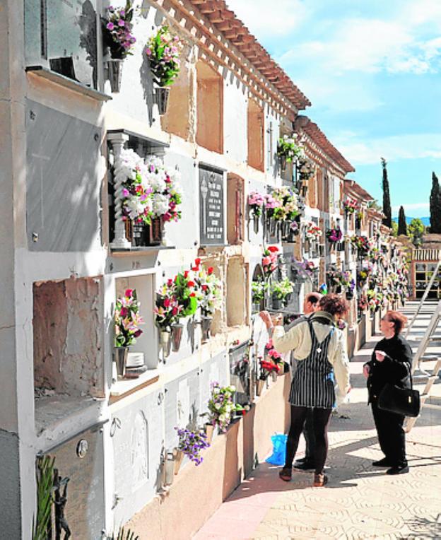 Los cementerios reciben más de 51.000 visitantes