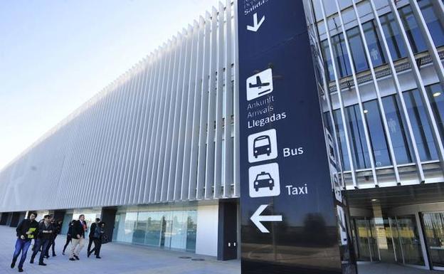 Los taxistas de Murcia barajan cobrar 29 euros de tarifa plana por los servicios al aeropuerto