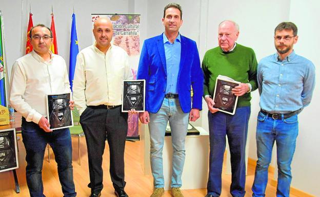 El diplomático José Luis Pardos apadrina el nuevo libro de la asociación La Carrahila