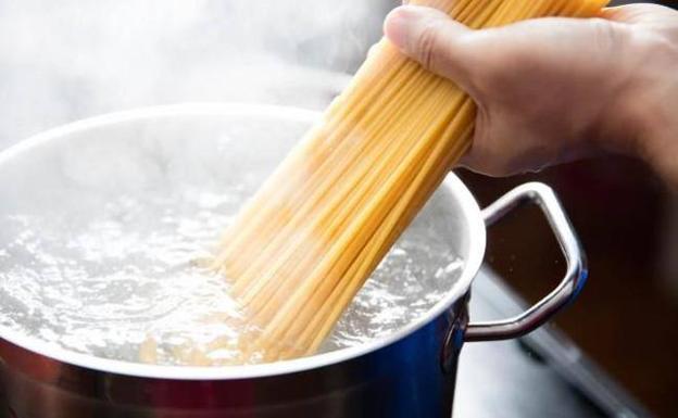 Amenaza a su madre por hacerle pasta con salsa boloñesa