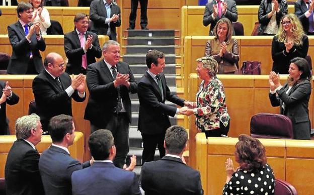 Casado saluda la vuelta al PP de la senadora Pilar Barreiro