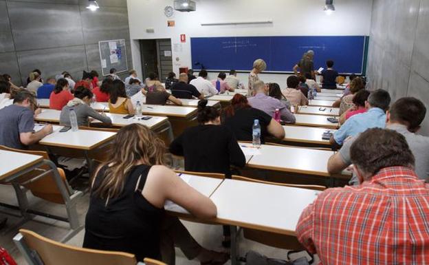 Los sindicatos denuncian retrasos y exigen concretar ya la oferta de plazas de maestro