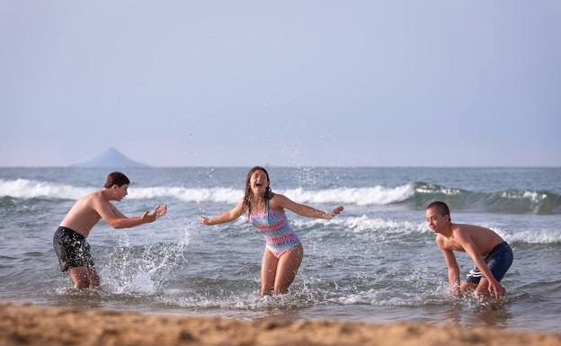 Murcianos con síndrome de Down «comparten felicidad» con su calendario solidario
