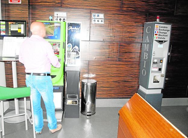 PP y PSOE se unen para frenar el auge de salones de juego en Los Alcázares