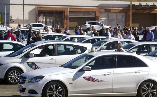 El sector del taxi logra dos días de libranza a la semana y la zona única con La Manga