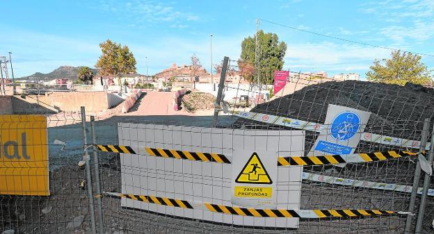 La inestabilidad del terreno obliga a paralizar las obras del puente sobre el Guadalentín