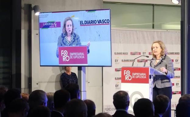 Calviño advierte de que prorrogar el Presupuesto «incrementará la deuda pública»