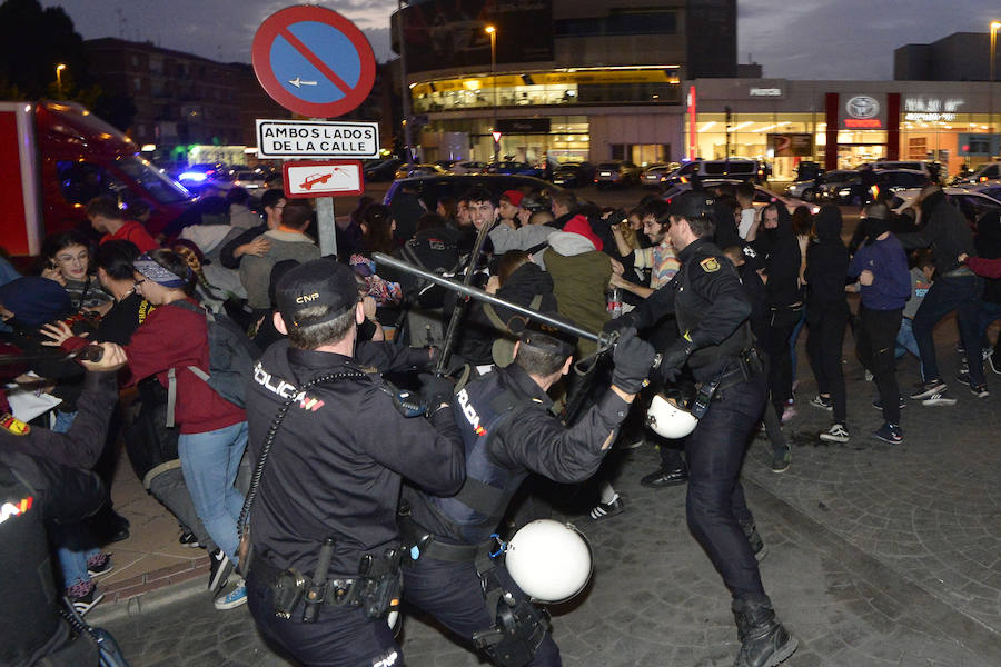 Cargas policiales contra los antifascistas en los actos de Hazte Oír y Vox