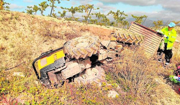 Muere un agricultor en Aledo al caerle encima el tractor que conducía