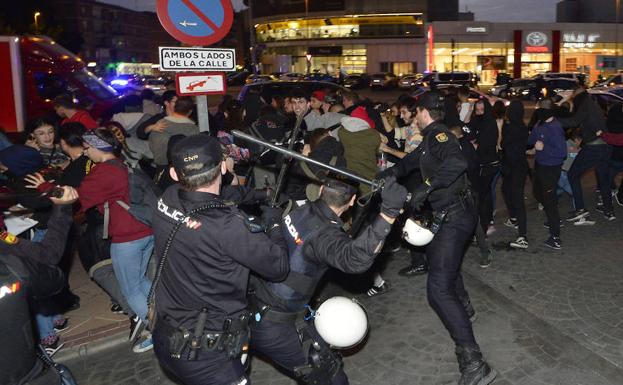 Cargas policiales contra los antifascistas en los actos de Hazte Oír y Vox en Murcia