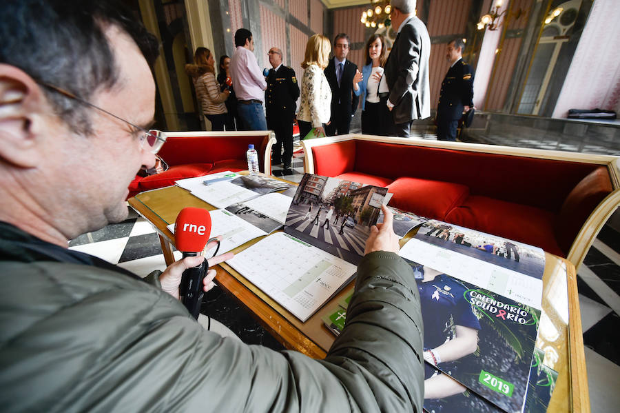 Presentación del calendario solidario 'Dando la cara por ti' de la AECC de Zarandona en el Teatro Romea