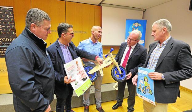 Presentan 'La bicicleta viajera en la infancia'