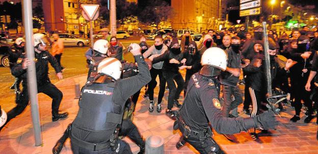 Cargas policiales contra los antifascistas que pretendían boicotear el acto de Vox