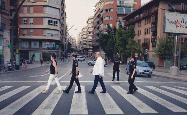 La Policía Nacional protagoniza un calendario solidario contra el cáncer