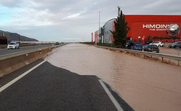 La lluvia deja desperfectos y obliga a cortar una veintena de carreteras en la Región