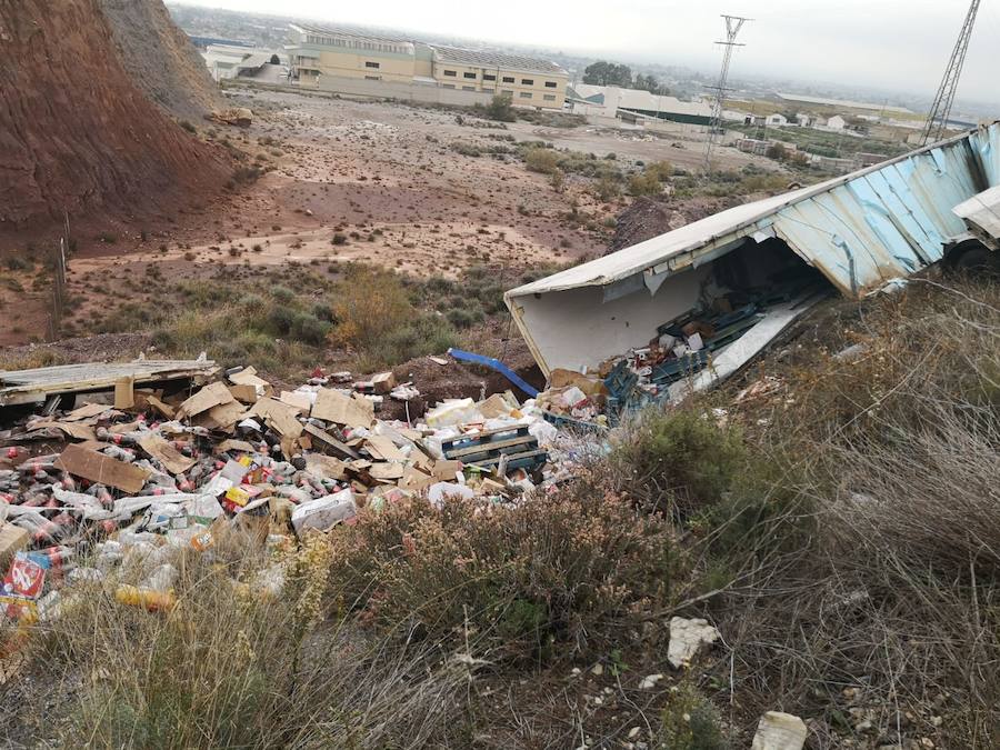 Rescatan a un camionero atrapado tras salirse de la vía en Lorca
