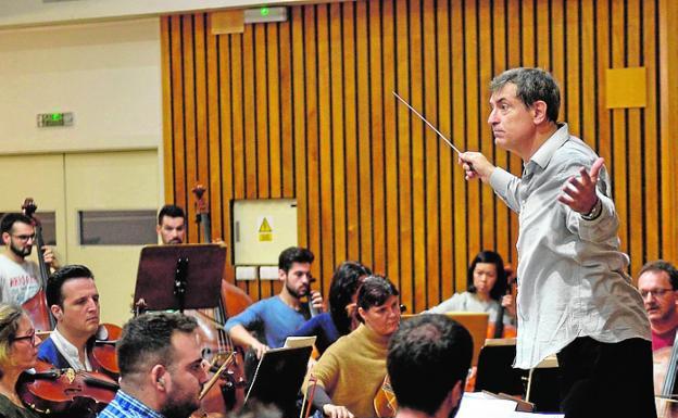 Salvador Brotons ofrece un programa doble junto a la Orquesta Sinfónica