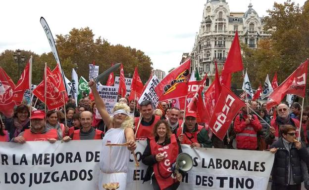 La huelga de los funcionarios consigue dejar al ralentí los tribunales de la Región