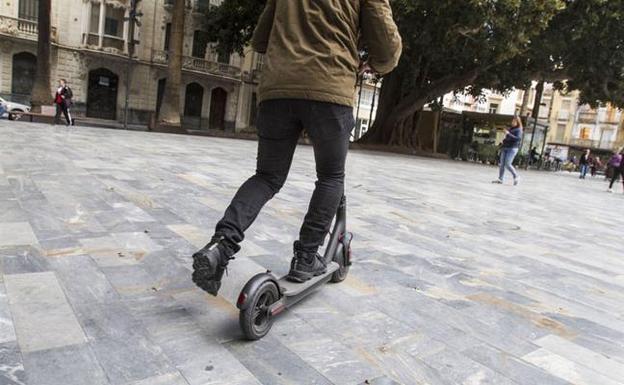 Los Ciudadanos Reivindican Su Derecho A Andar Frente A Bicicletas Y Patinetes La Verdad