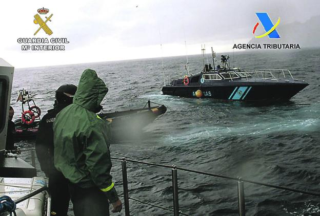 Entrenamiento en el mar de aduanas y la Guardia Civil