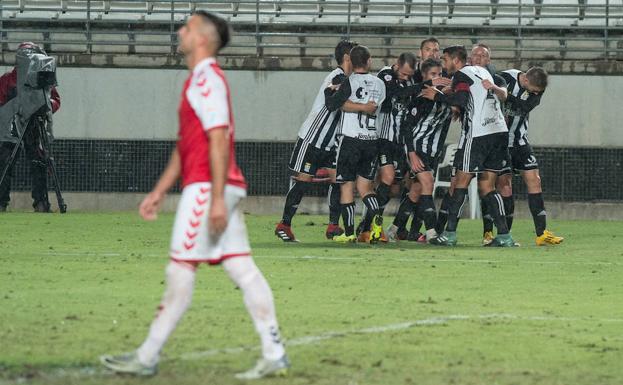 El Cartagena despierta al final para llevarse el derbi