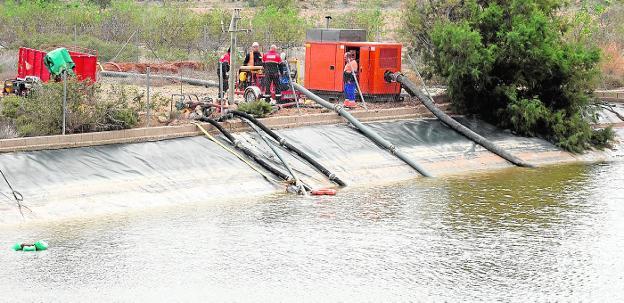 Más de 24 horas para vaciar una balsa de Sucina